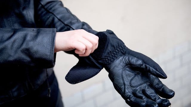 Im Winter sind gute Handschuhe ein Muss für Motorradfahrer. Im Winter sind gute Handschuhe ein Muss für Motorradfahrer.
