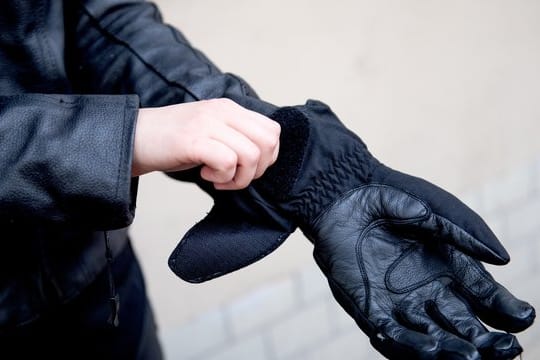Im Winter sind gute Handschuhe ein Muss für Motorradfahrer.