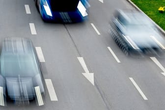 Autos auf der Autobahn: Städte und Gemeinden dürfen Tempokontrollen nicht Firmen überlassen – sonst sind die Knöllchen unter Umständen ungültig.