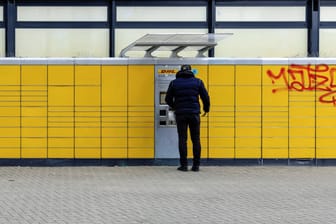 DHL Abholstation: Eine bekannte Alternative zur Haustürzustellung sind Packstationen.