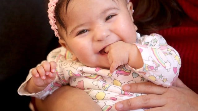 Die kleine Sofia beobachtet auf dem Arm von Mutter Mary Holzapfel ihre Umgebung. Die kleine Sofia beobachtet auf dem Arm von Mutter Mary Holzapfel ihre Umgebung.