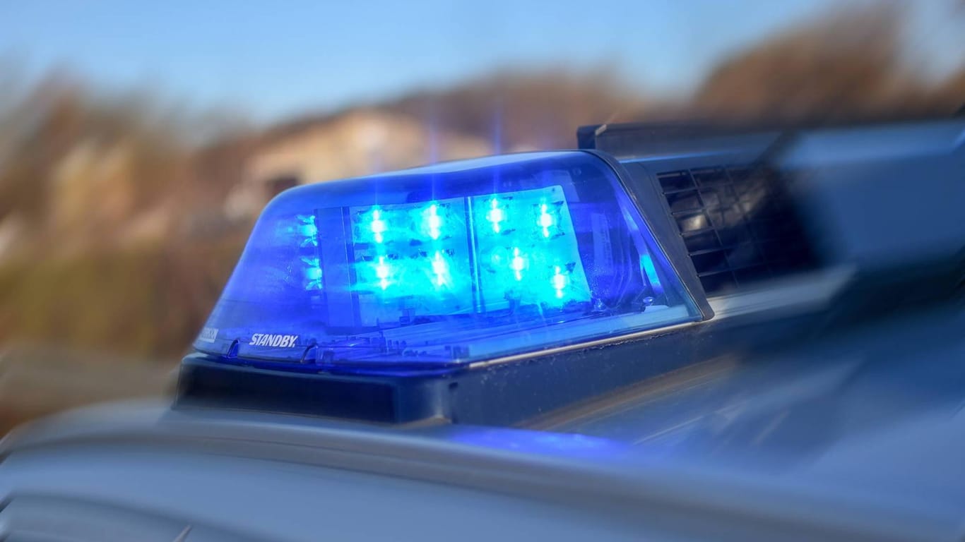 Blaulicht der Polizei: In NRW hat ein Mann zwei Frauen und sich selber getötet. (Symbolbild)