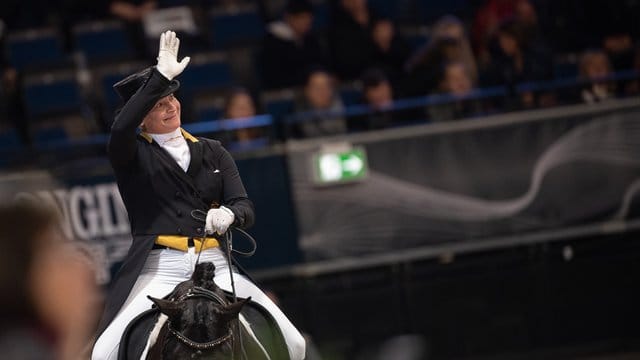 Isabell Werth winkt nach der Kür ins Publikum.