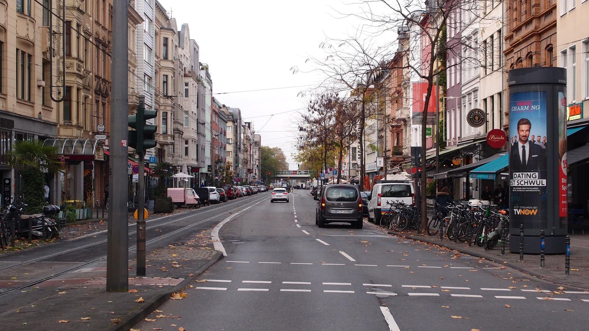 Blick in den Anfang der Aachener Straße vom Rudolfplatz aus.