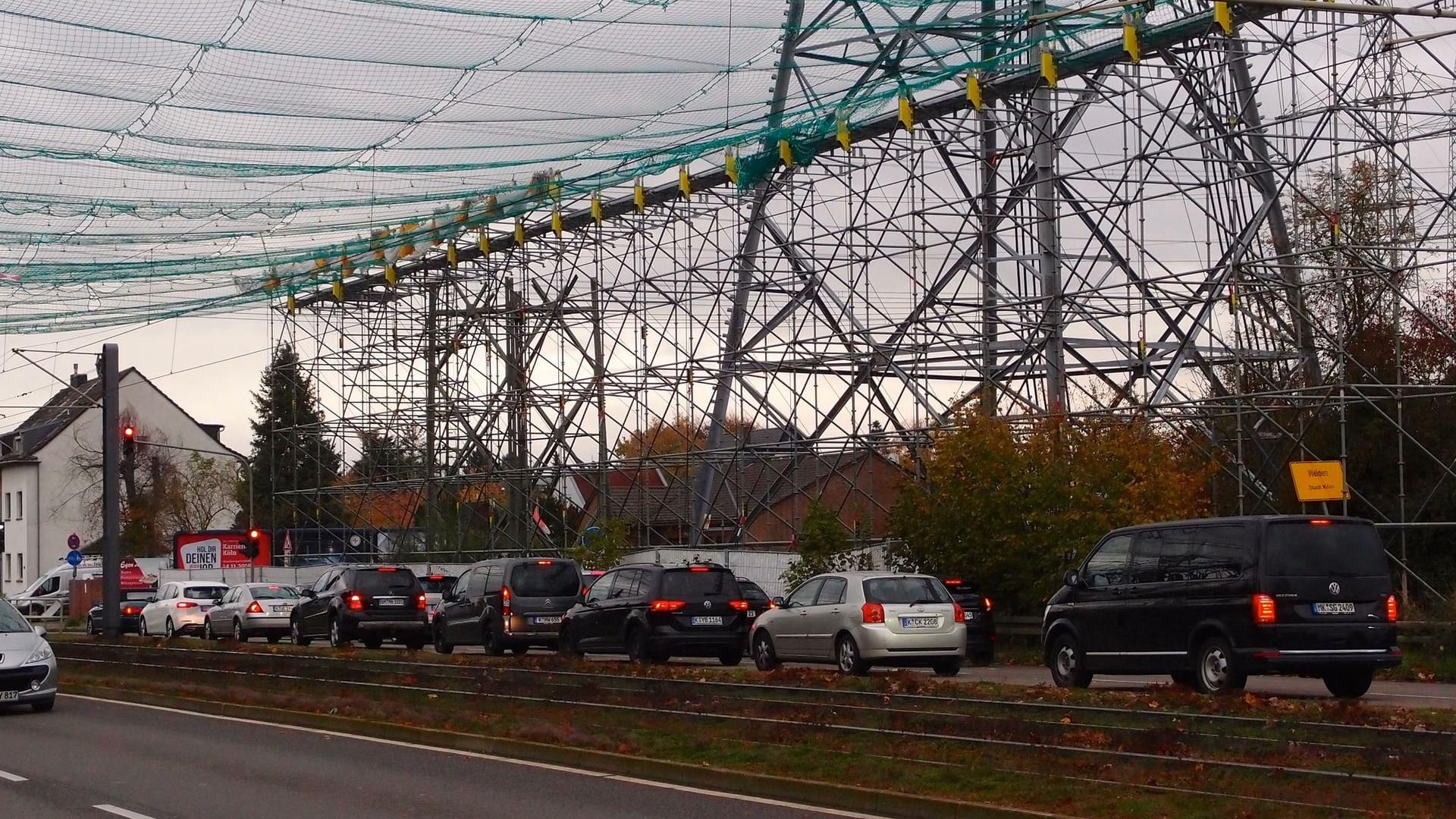 Autos stehen vor eine Ampel.