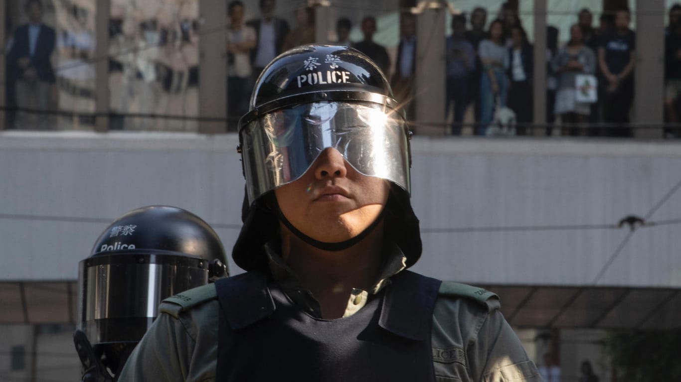 Beamter der Hongkonger Polizei: Ob die Festnahmen der beiden Deutschen im Zusammenhang mit den Protesten steht, ist unklar. (Symbolfoto)