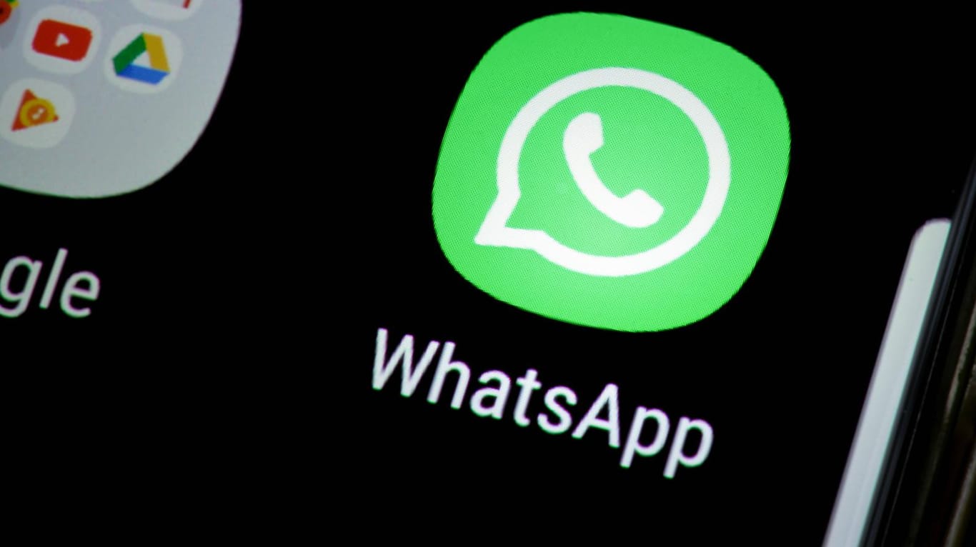 WhatsApp-Icon auf Smartphone-Display: Neue Sicherheitslücke entdeckt.