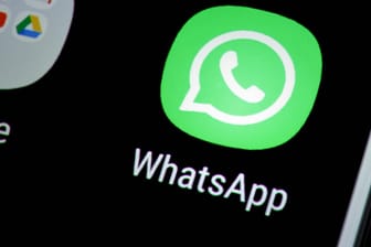 WhatsApp-Icon auf Smartphone-Display: Neue Sicherheitslücke entdeckt.