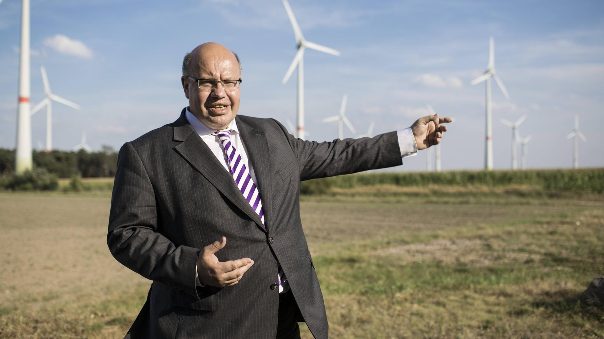 Peter Altmaier vor Windrädern: Die Pläne des Wirtschaftsministers sorgen für Kritik. (Archivbild)