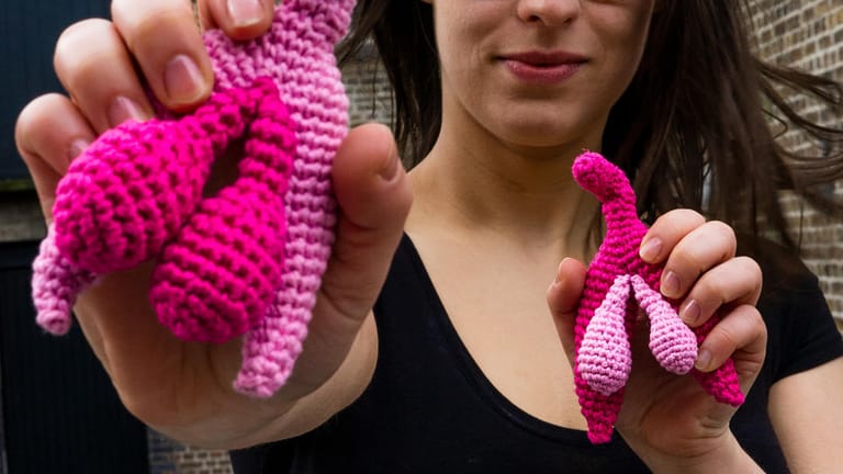 Die Gründerin des Vagina-Museums Florence Schechter hält gehäkelte Klitoris in die Kamera: Das Vagina-Museum im hippen Viertel Camden Market richtet sich explizit auch an Männer.