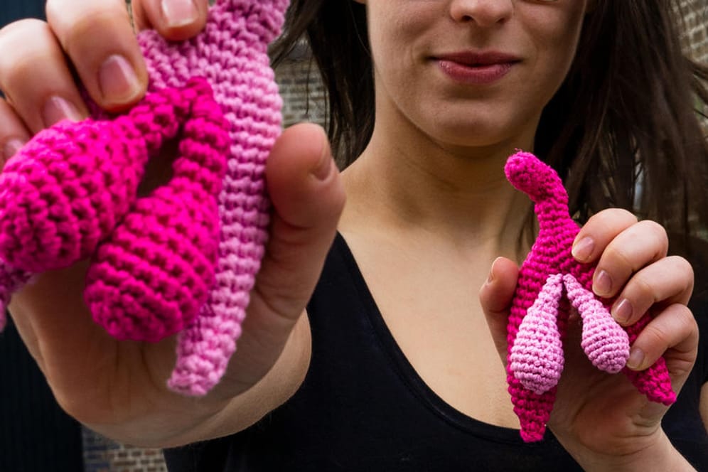 Die Gründerin des Vagina-Museums Florence Schechter hält gehäkelte Klitoris in die Kamera: Das Vagina-Museum im hippen Viertel Camden Market richtet sich explizit auch an Männer.