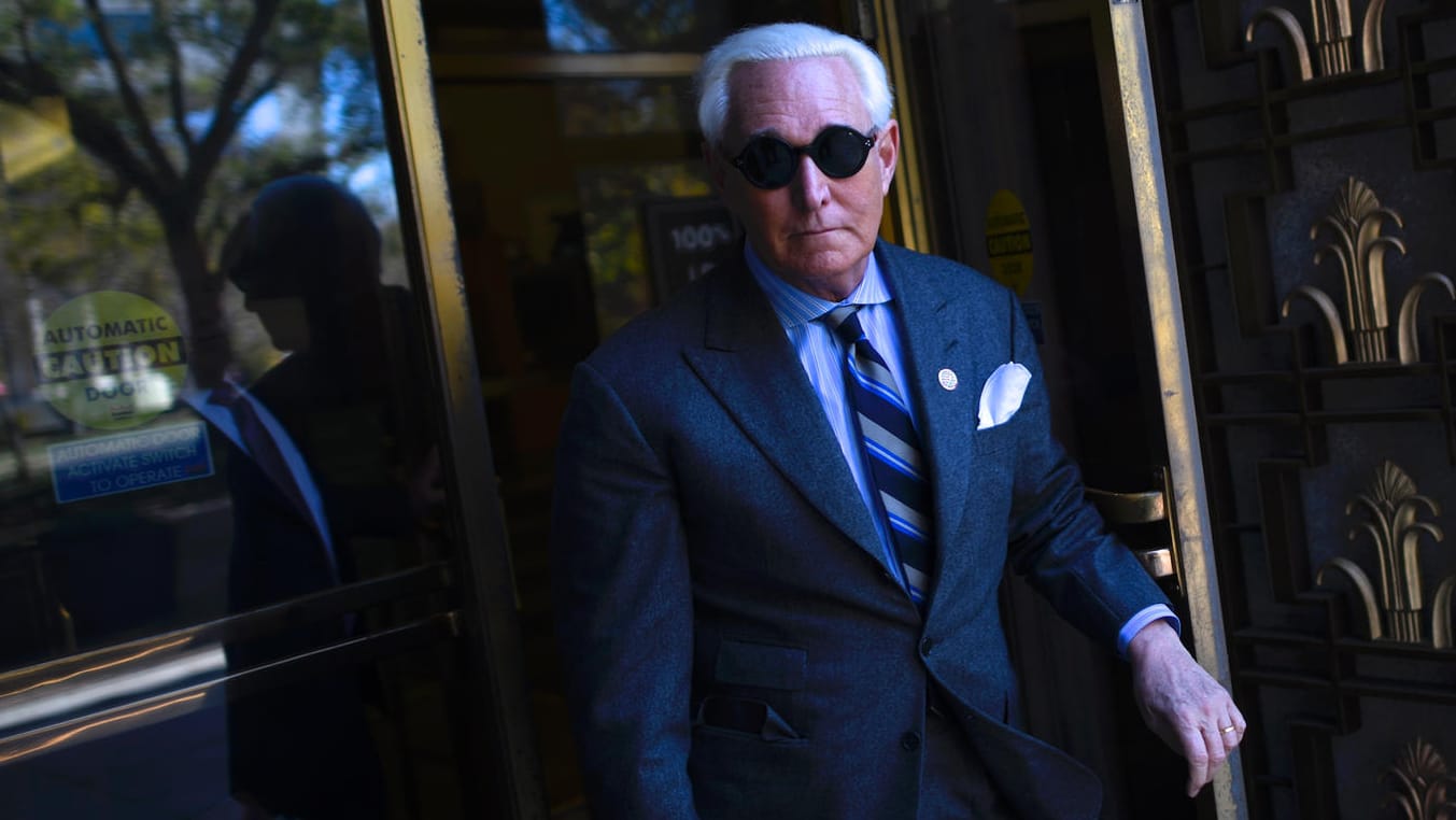 Roger Stone verlässt das Gerichtsgebäude in Washington: Er hatte Donald Trump im Präsidentschaftswahlkampf beraten.