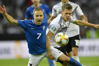 Matthias Ginter (r.) behauptet sich im Duell mit Estlands Sander Puri: Fehlt den deutschen Spielern die Durchsetzungsfähigkeit?