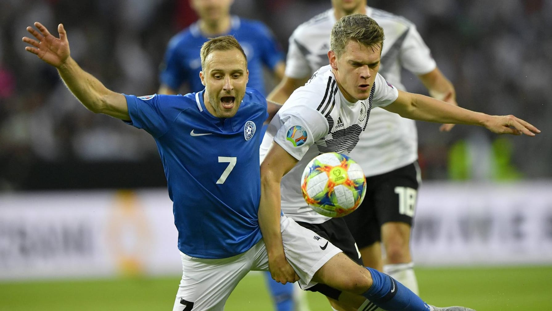 Matthias Ginter (r.) behauptet sich im Duell mit Estlands Sander Puri: Fehlt den deutschen Spielern die Durchsetzungsfähigkeit?