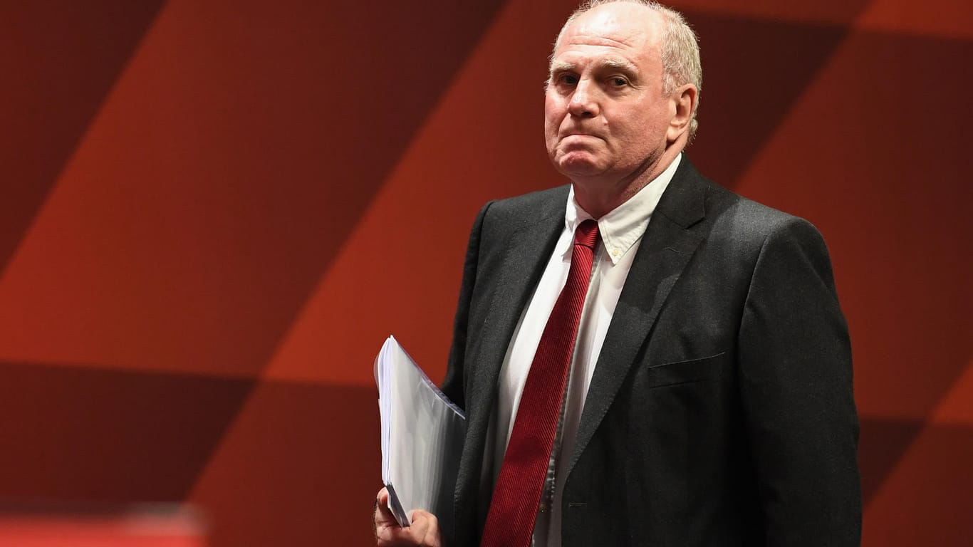 Uli Hoeneß: Der Noch-Präsident des FC Bayern tritt bei der Jahreshauptversammlung ans Rednerpult.
