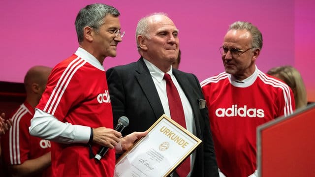 Uli Hoeneß eingerahmt von seinem Nachfolger Herbert Hainer (l) und Bayern-Vorstandschef Karl-Heinz Rummenigge. Uli Hoeneß eingerahmt von seinem Nachfolger Herbert Hainer (l) und Bayern-Vorstandschef Karl-Heinz Rummenigge.