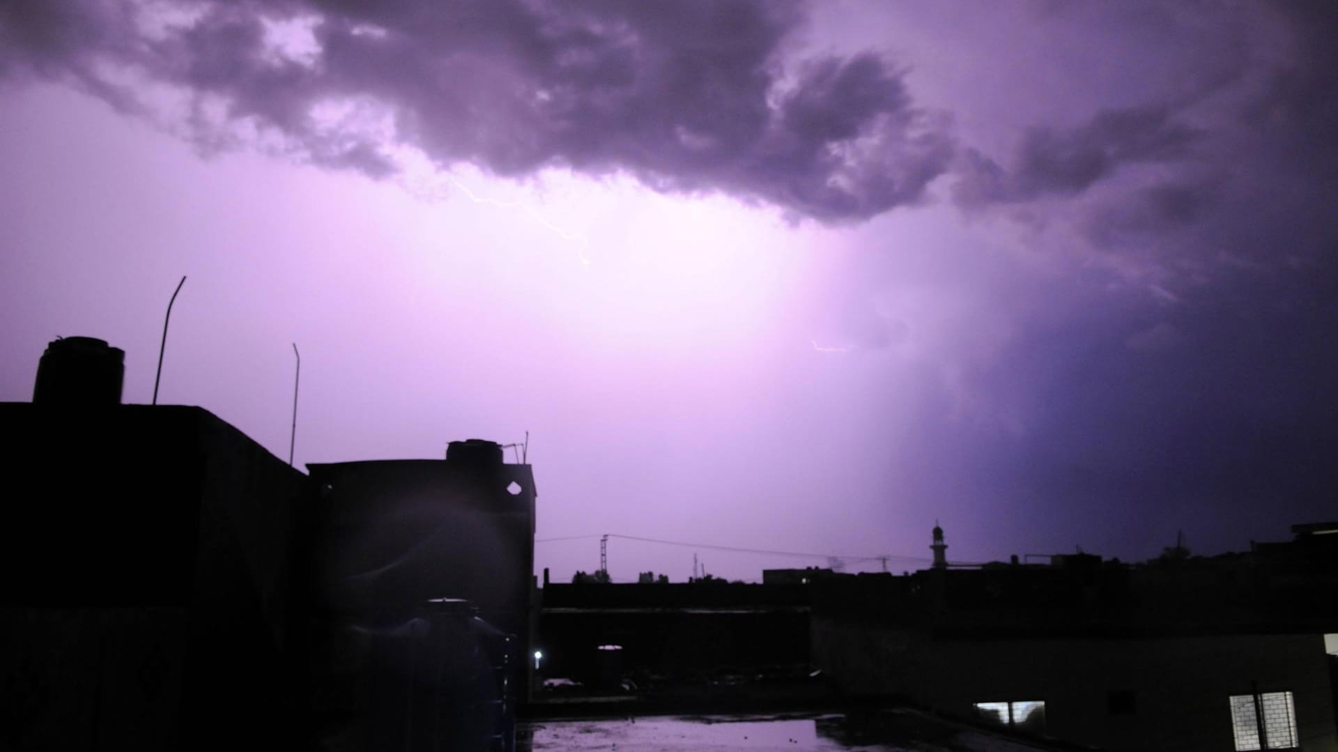 Gewitter über Rawalpindi: Ungewöhnlich heftige Unwetter ziehen in diesen Tagen über Pakistan. (Symbolfoto) Gewitter über Rawalpindi: Ungewöhnlich heftige Unwetter ziehen in diesen Tagen über Pakistan. (Symbolfoto)