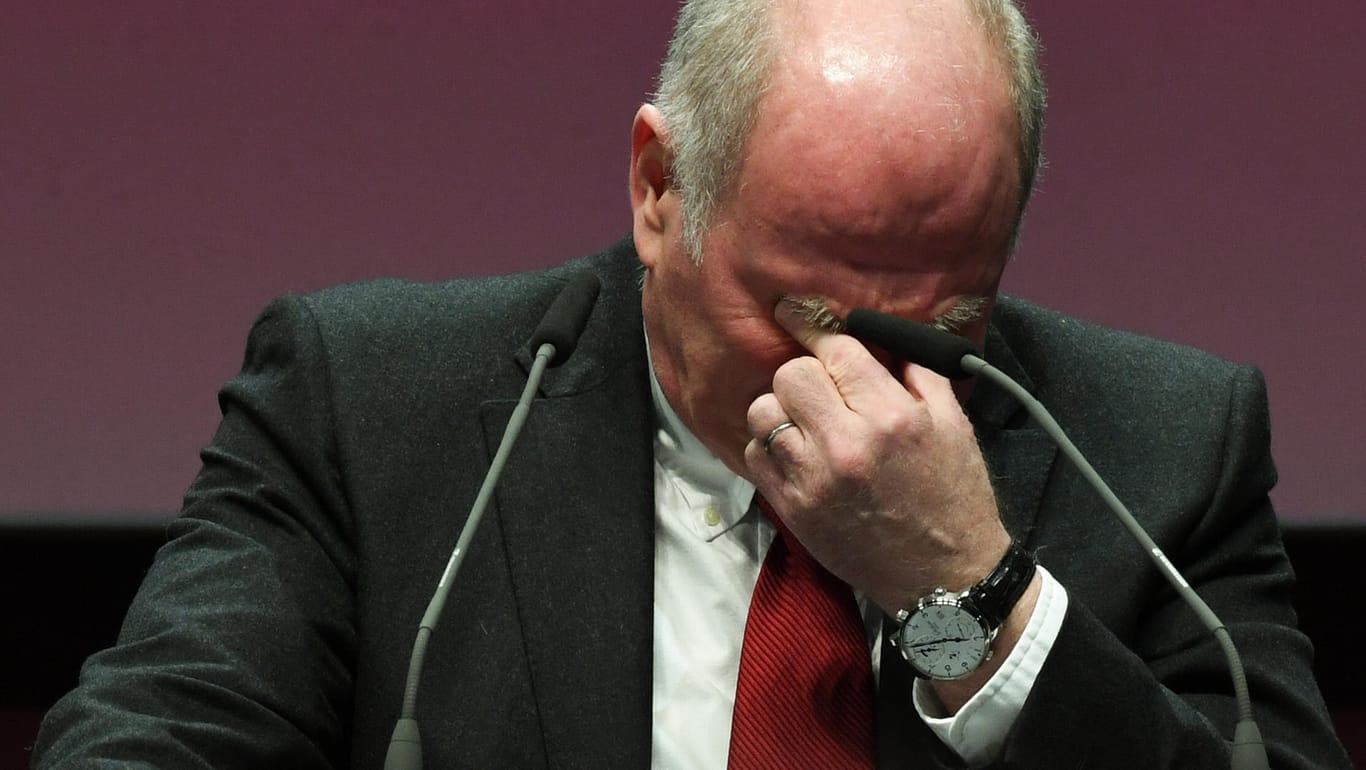 Uli Hoeneß: Der Bayern-Präsident ist emotional ergriffen.