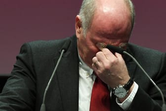 Uli Hoeneß: Der Bayern-Präsident ist emotional ergriffen.