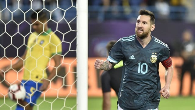 Lionel Messi feiert seinen Treffer zum 1:ß für Argentinien im Testspiel gegen Brasilien.