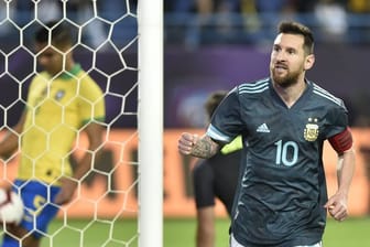 Lionel Messi feiert seinen Treffer zum 1:ß für Argentinien im Testspiel gegen Brasilien.