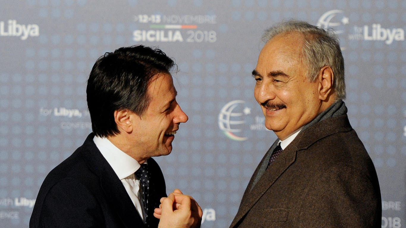 International hofiert: General Chalifa Haftar (r.) mit dem italienischen Ministerpräsidenten Giuseppe Conte im November 2018 in Palermo.