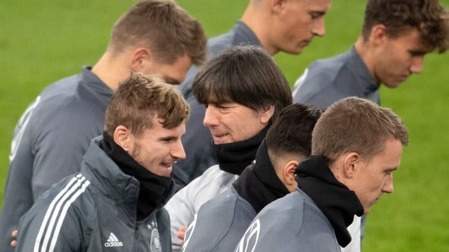 Wollen einen Showdown gegen Nordirland unbedingt verhindern: Bundestrainer Joachim Löw und seine Nationalspieler. Wollen einen Showdown gegen Nordirland unbedingt verhindern: Bundestrainer Joachim Löw und seine Nationalspieler.