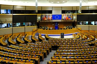 Der Plenarsaal des Europäischen Parlaments in Brüssel: Die Vertreter der Mitgliedsstaaten und des Europaparlaments können sich bisher nicht auf einen Haushalt für das kommende Jahr einigen. Die Zeit drängt.