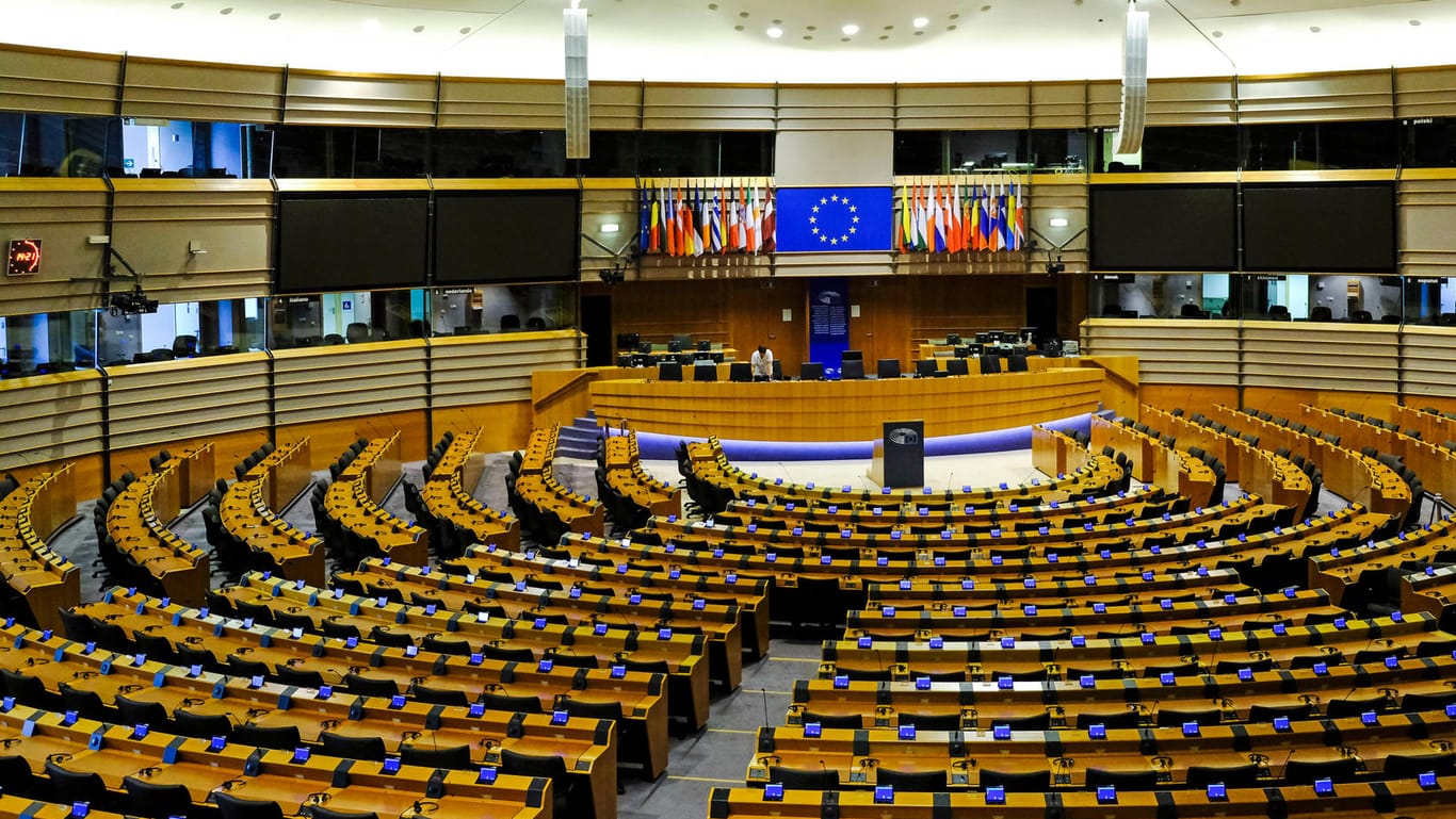 Der Plenarsaal des Europäischen Parlaments in Brüssel: Die Vertreter der Mitgliedsstaaten und des Europaparlaments können sich bisher nicht auf einen Haushalt für das kommende Jahr einigen. Die Zeit drängt.