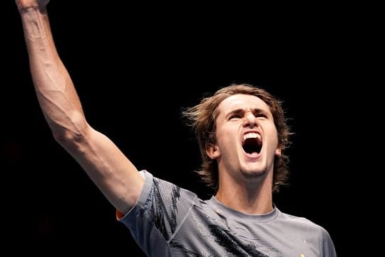 Alexander Zverev feiert seinen Sieg gegen Daniil Medwedew.