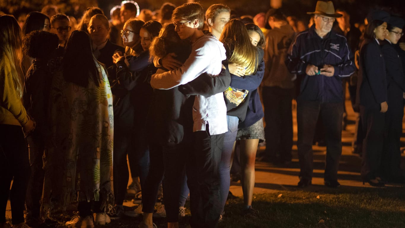 Menschen liegen sich nach der Schießerei in den Armen: Ein 16-Jähriger erschoss zwei Schüler.