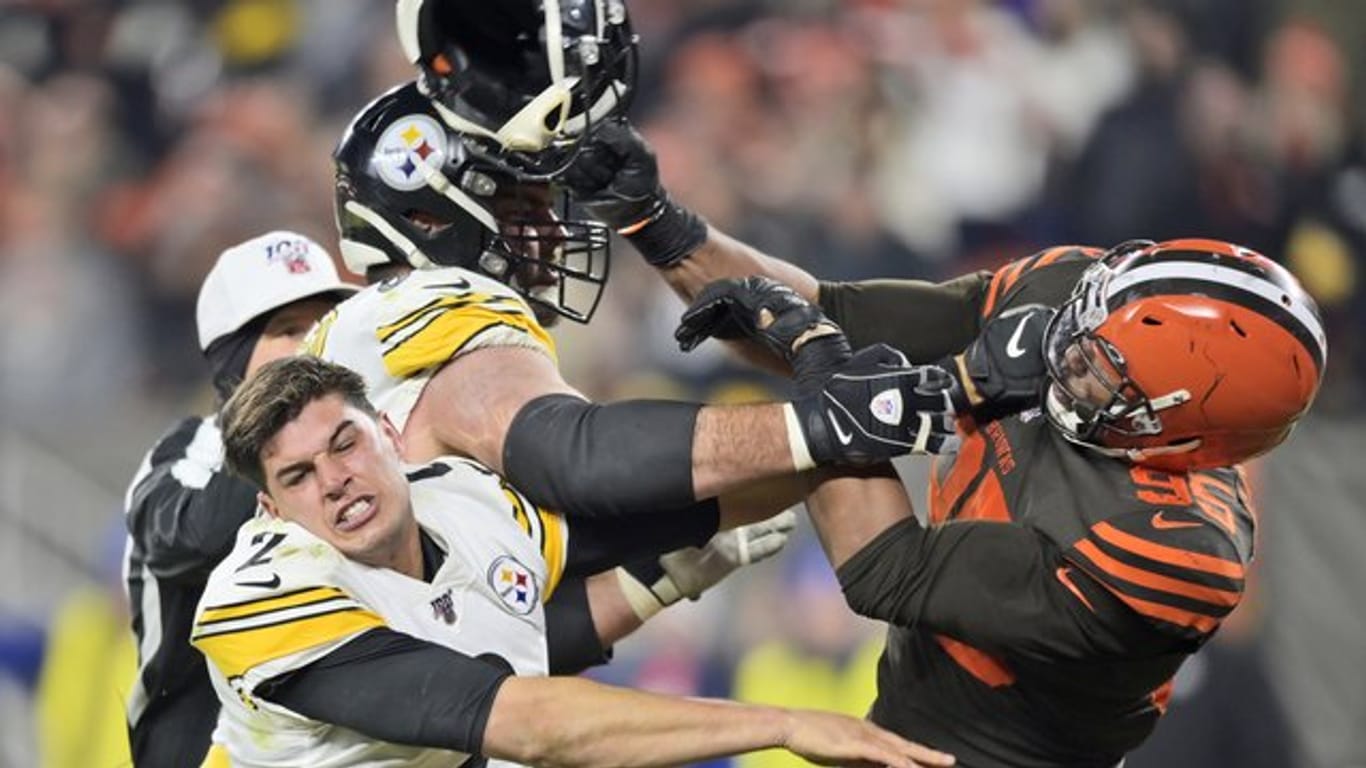 Myles Garrett (r) hatte mit dem Helm von Mason Rudolph (l) den Steelers-Quarterback attackiert.