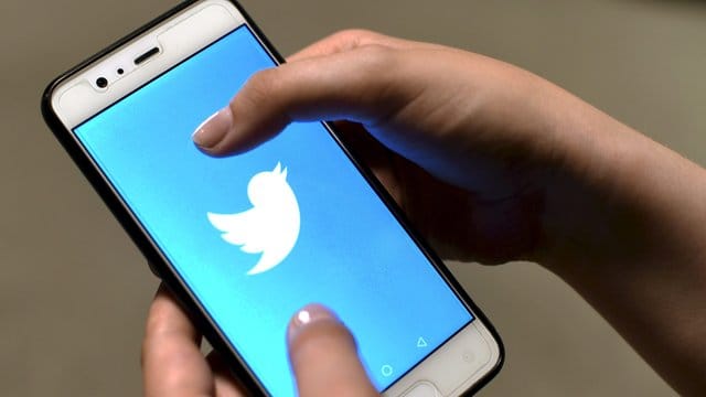 Die Twitter-App auf dem Bildschirm eines Smartphones. Die Twitter-App auf dem Bildschirm eines Smartphones.