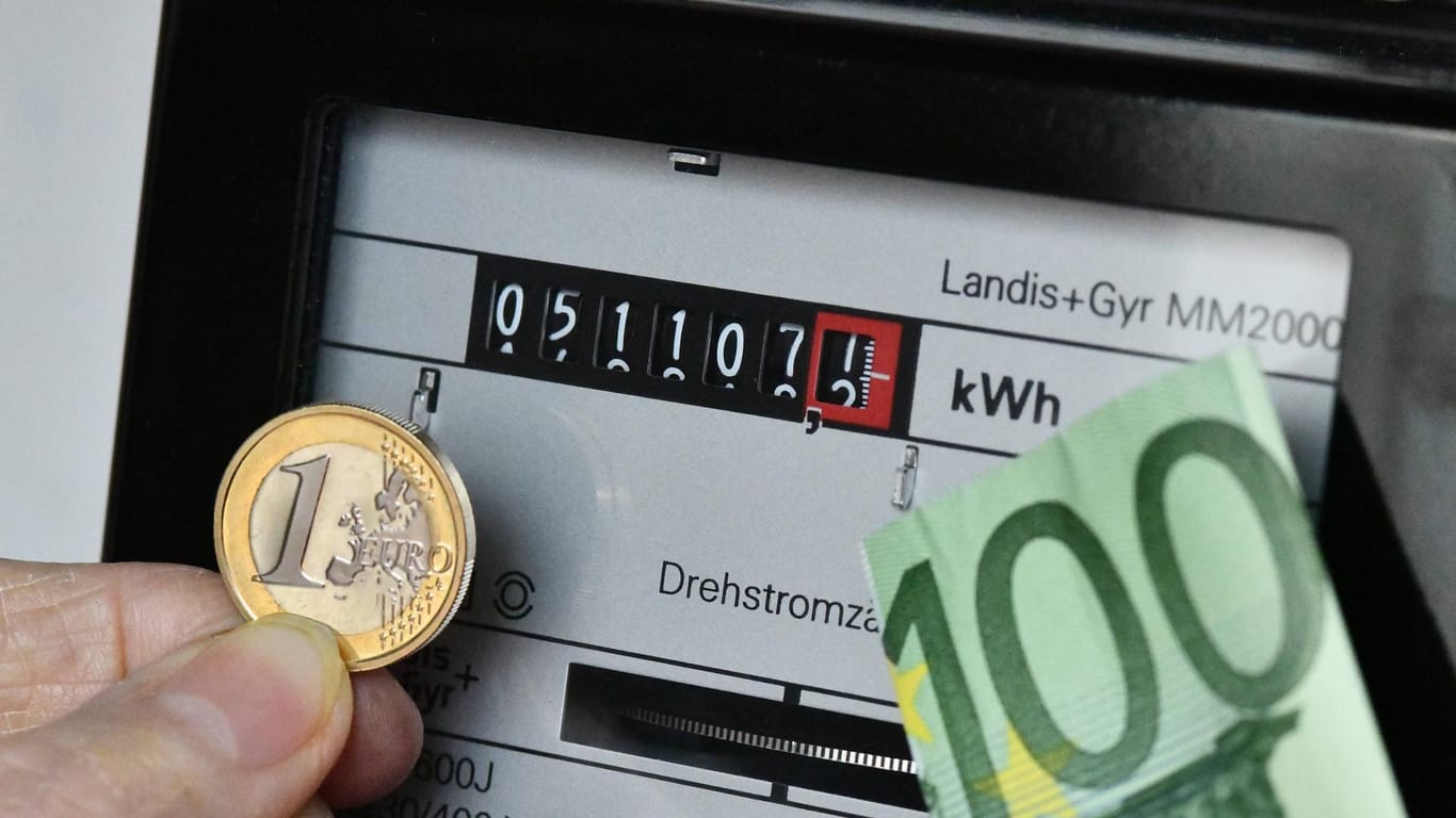 Stromzähler mit Geld: Auch 2020 sollen die Strompreise in Deutschland wieder ansteigen.