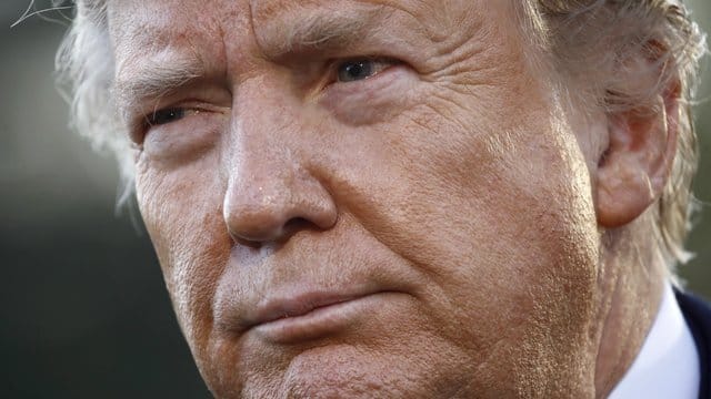 Während der Befragung von Marie Yovanovitch im Kongress griff US-Präsident Trump die Zeugin per Tweet an. Während der Befragung von Marie Yovanovitch im Kongress griff US-Präsident Trump die Zeugin per Tweet an.