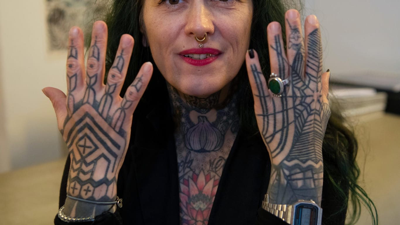 Netti Duden, Shop-Managerin eines Tattoo-Studios in Prenzlauer Berg, steht im Foyer des Studios: Sie trägt auch ein Trauer-Tattoo, eine Zeichnung ihres verstorbenen Katers.
