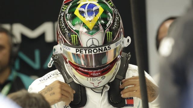 Formel-1-Weltmeister Lewis Hamilton trägt in São Paulo einen Helm mit der brasilianischen Nationalflagge.