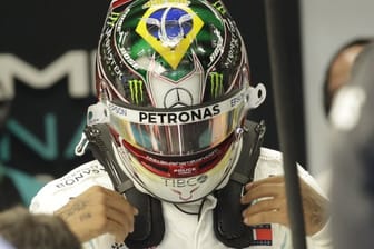 Formel-1-Weltmeister Lewis Hamilton trägt in São Paulo einen Helm mit der brasilianischen Nationalflagge.