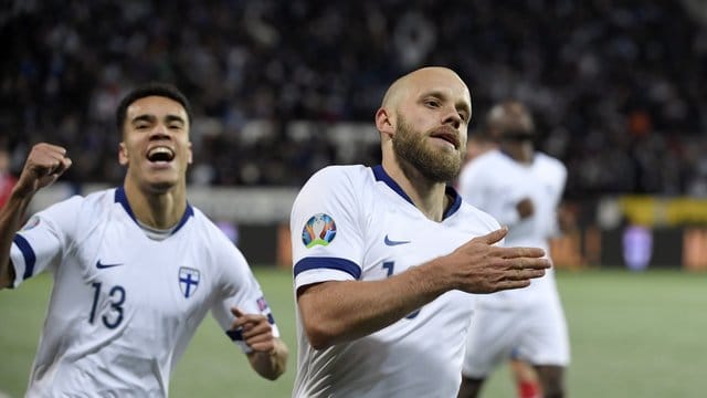 Der früherer Schalker Teemu Pukki (r) war in Finnland der gefeierte Mann. Der früherer Schalker Teemu Pukki (r) war in Finnland der gefeierte Mann.