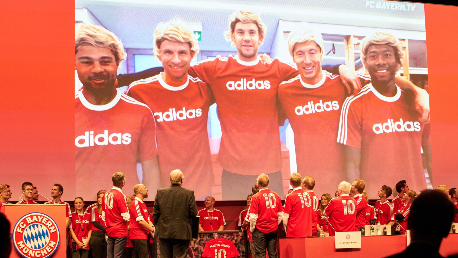 Abschied mit Charme: Die Bayern-Profis um David Alaba (r.) senden eine Botschaft an den scheidenden Präsidenten.