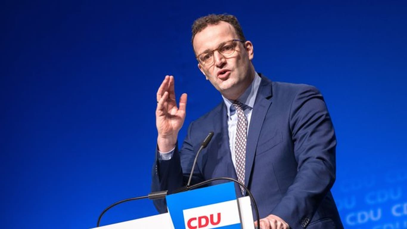 Bundesgesundheitsminister Jens Spahn spricht auf dem CDU-Landesparteitag im schleswig-holsteinischen Neumünster.