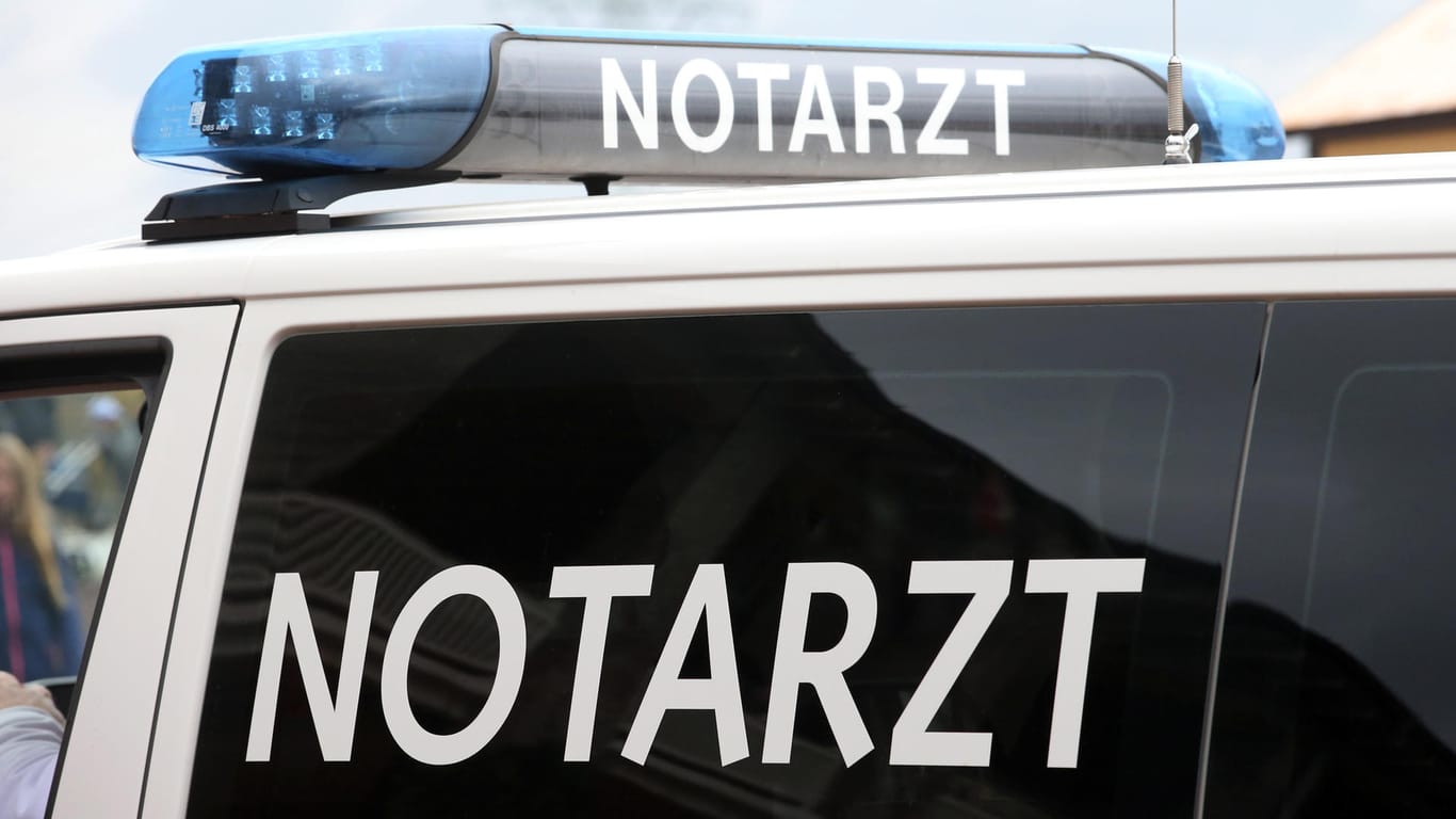 Notarzt im Einsatz: In NRW ist ein junger Mann ums Leben gekommen. (Symbolbild)
