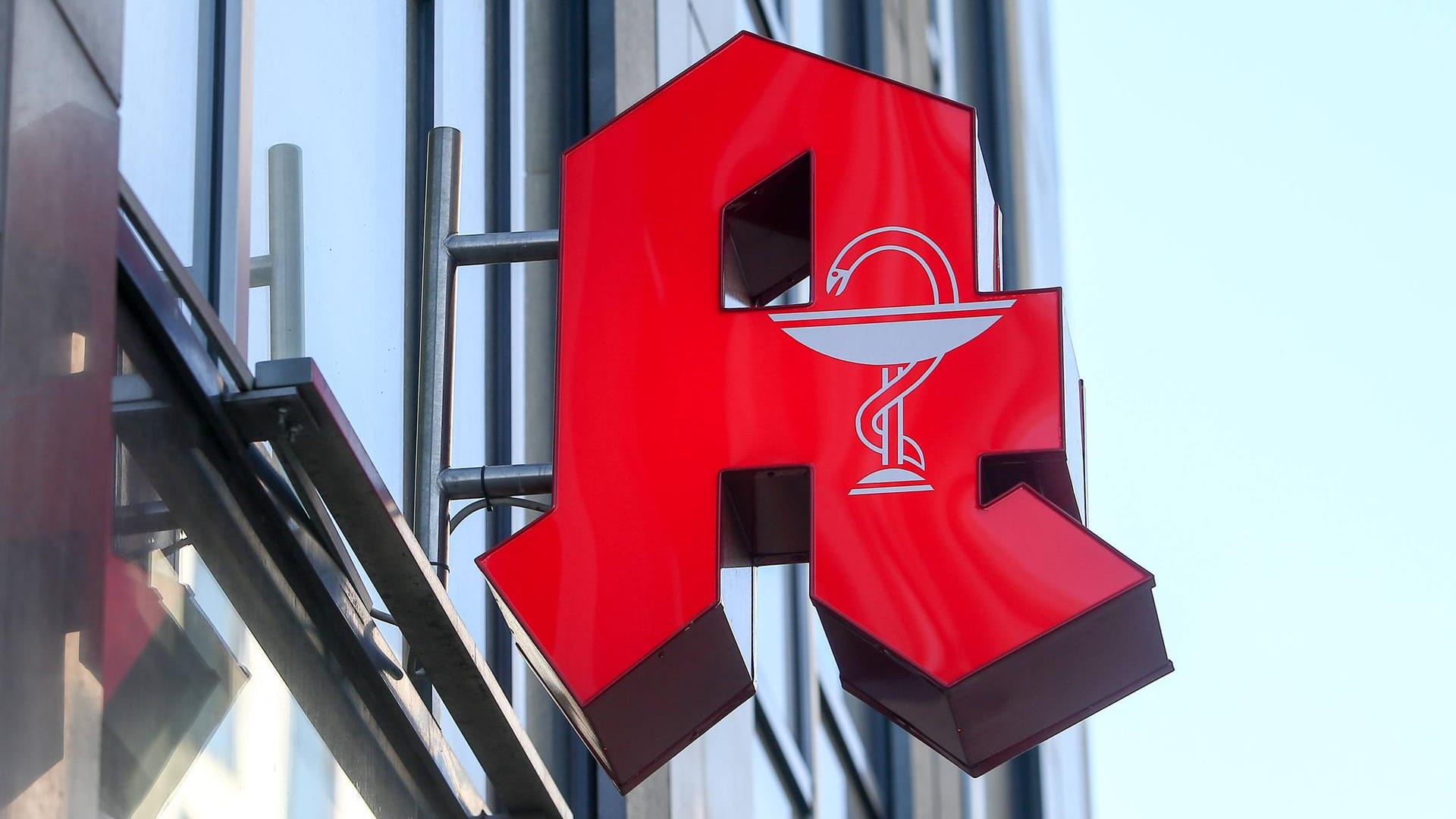 Apotheken-Logo: In Duisburg musste die Feuerwehr zu einem Labor anrücken. (Symbolbild) Apotheken-Logo: In Duisburg musste die Feuerwehr zu einem Labor anrücken. (Symbolbild)