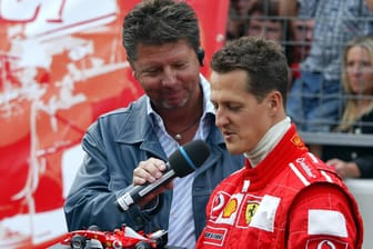 Mehr als nur Arbeitskollegen: Moderator Wasser (l.) und Michael Schumacher (r.).