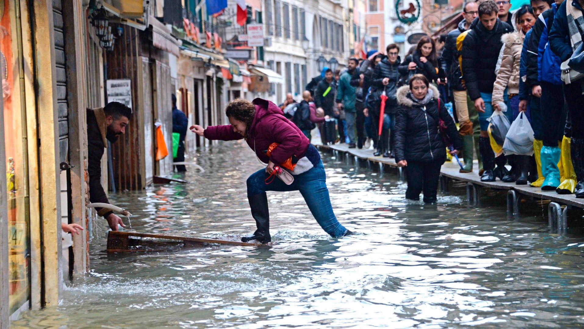 Überschwemmungen in Venedig: Eine Frau versucht, eine überflutete Straße zu überqueren.