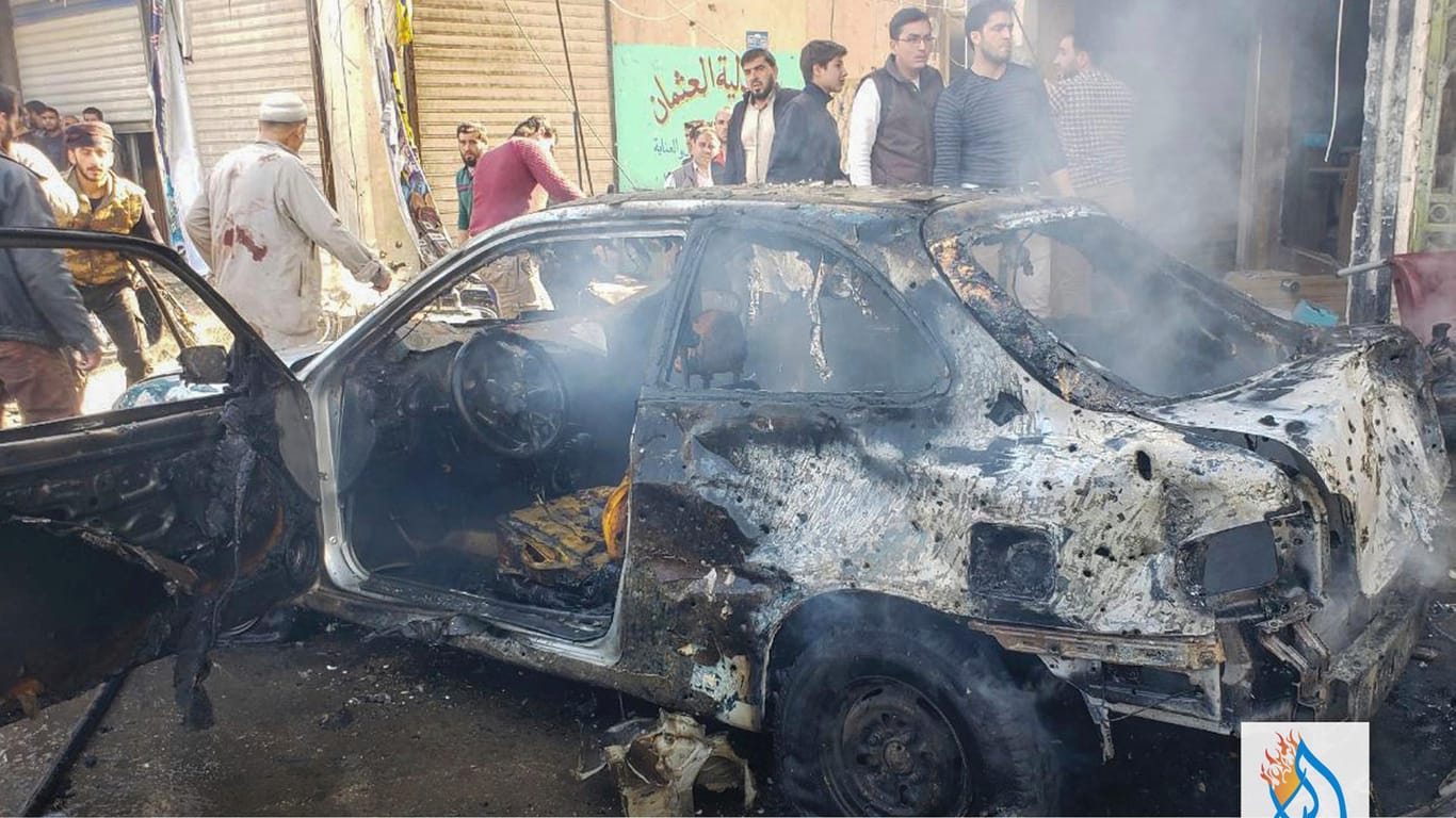 Zerstörtes Auto in der nordsyrischen Stadt Al-Bab: Die Verbündeteten der Türkei machen die Kurdenmiliz YPG für den Anschlag verantwortlich.