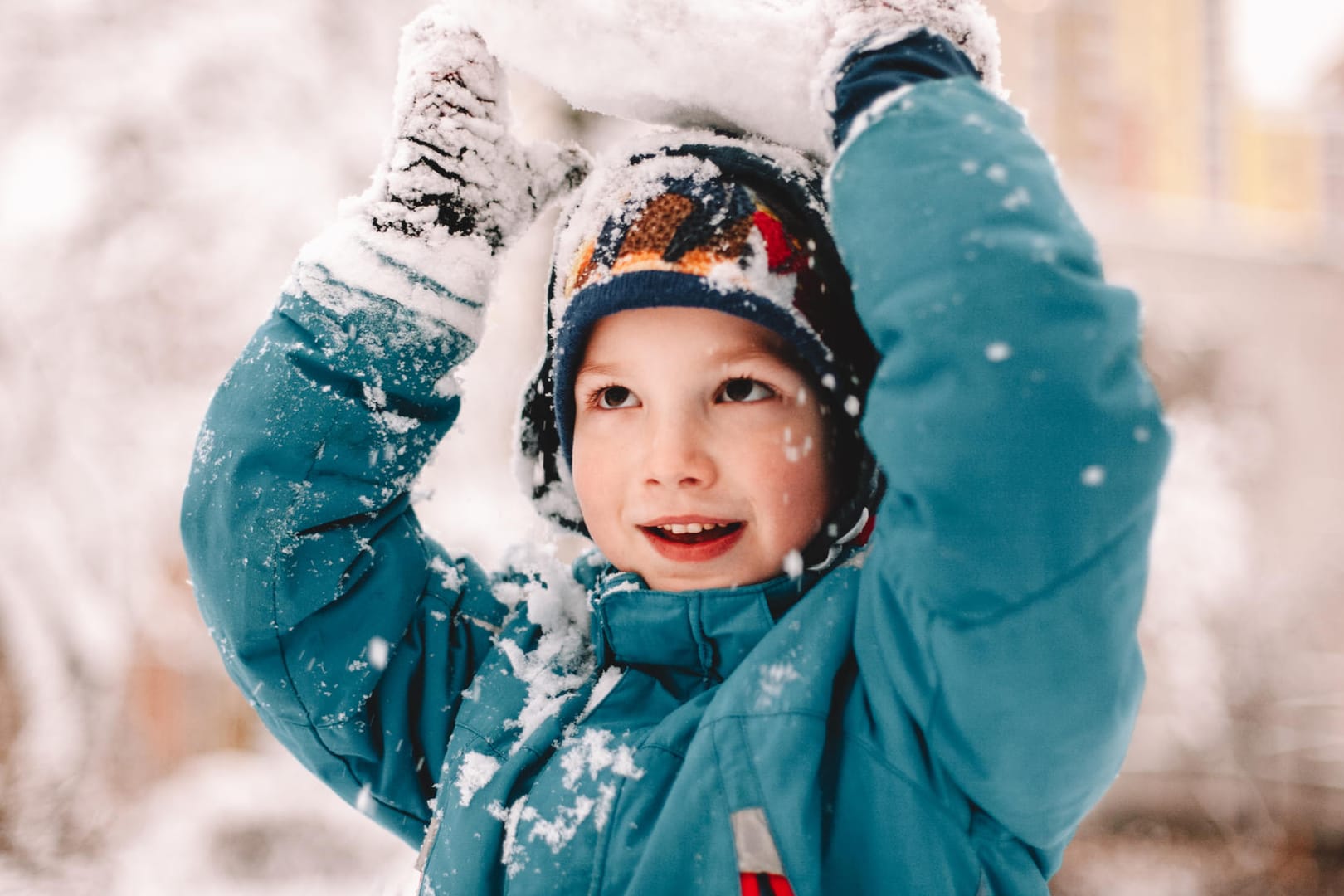 Ein Junge spielt im Schnee: Kinder scheinen weniger zu frieren, da sie sich generell mehr bewegen und die Muskelaktivität einen kleineren Körper schneller aufwärmt als einen großen.