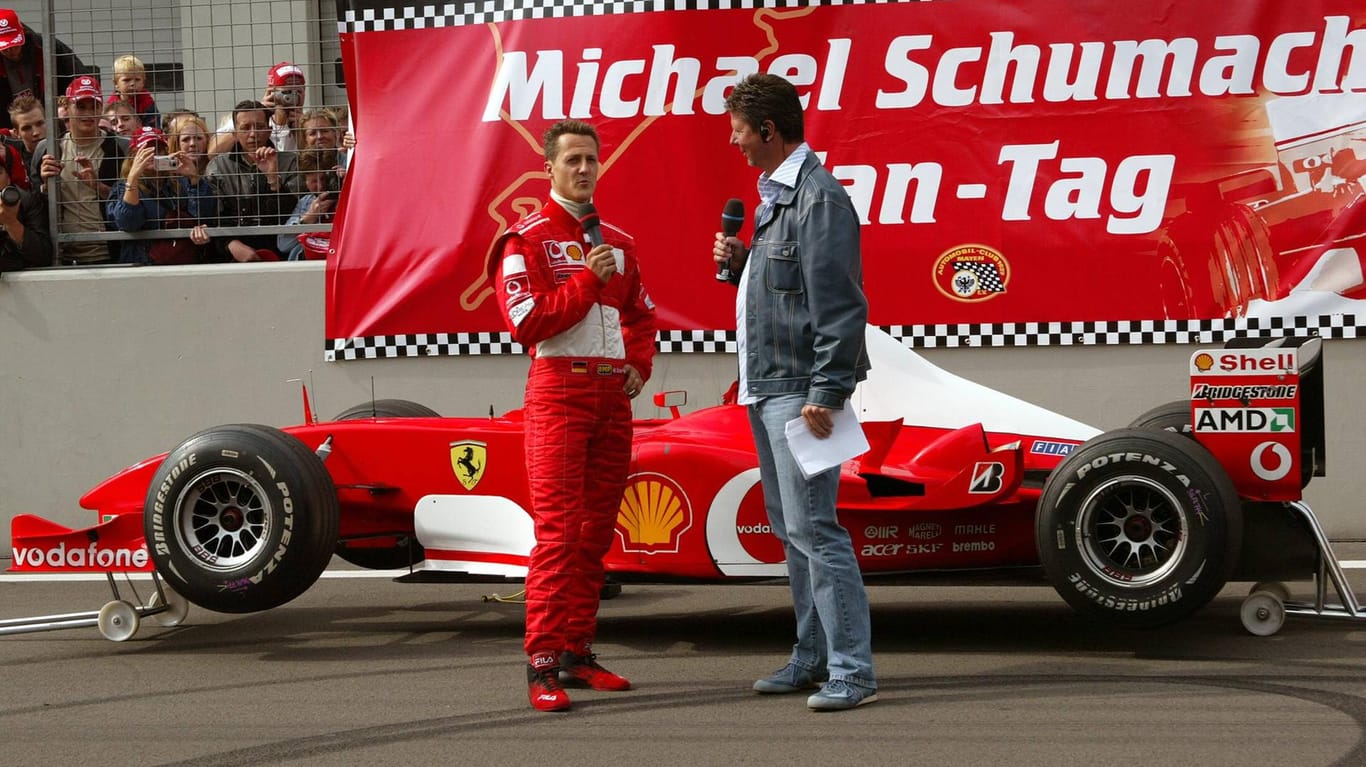 Hatte gern einen Moment Zeit für ein Gespräch mit Kommentator Heiko Wasser: Rekordweltmeister Michael Schumacher.