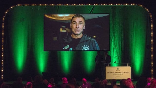 Stefan Kuntz bedankt sich via Video für die Fair-Play-Medaille des Deutschen Fußball-Bundes im Bereich Profis. Stefan Kuntz bedankt sich via Video für die Fair-Play-Medaille des Deutschen Fußball-Bundes im Bereich Profis.