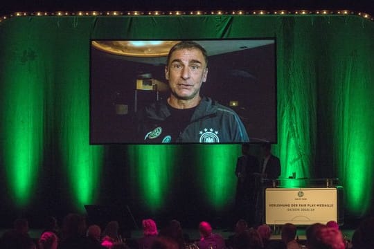 Stefan Kuntz bedankt sich via Video für die Fair-Play-Medaille des Deutschen Fußball-Bundes im Bereich Profis.